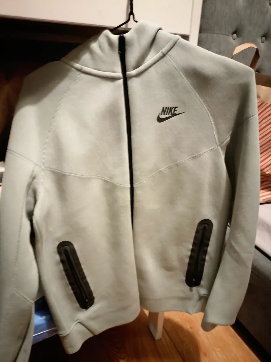 Nike hoddies, jumpers, half zip - Image 1