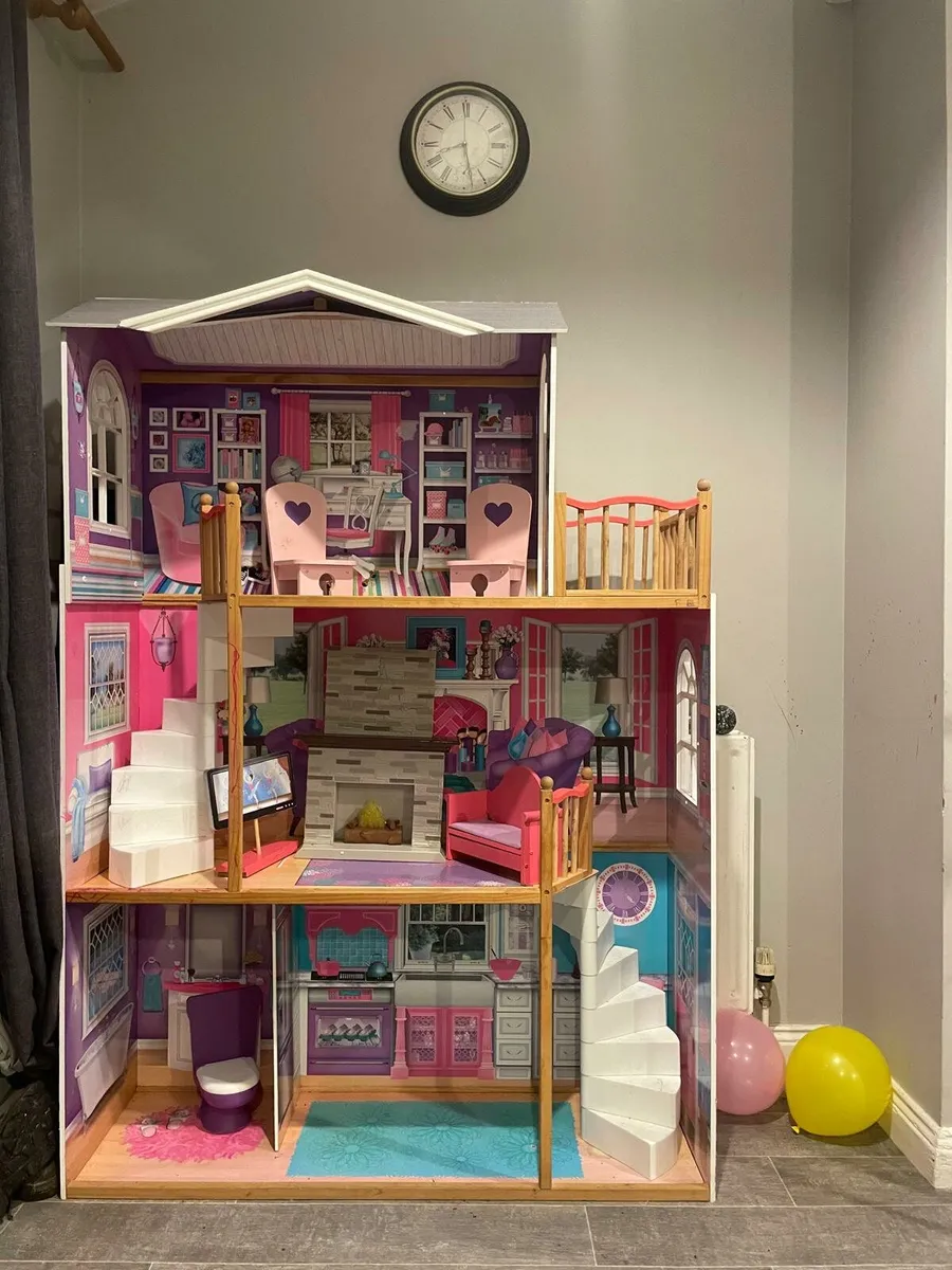 Kids doll house