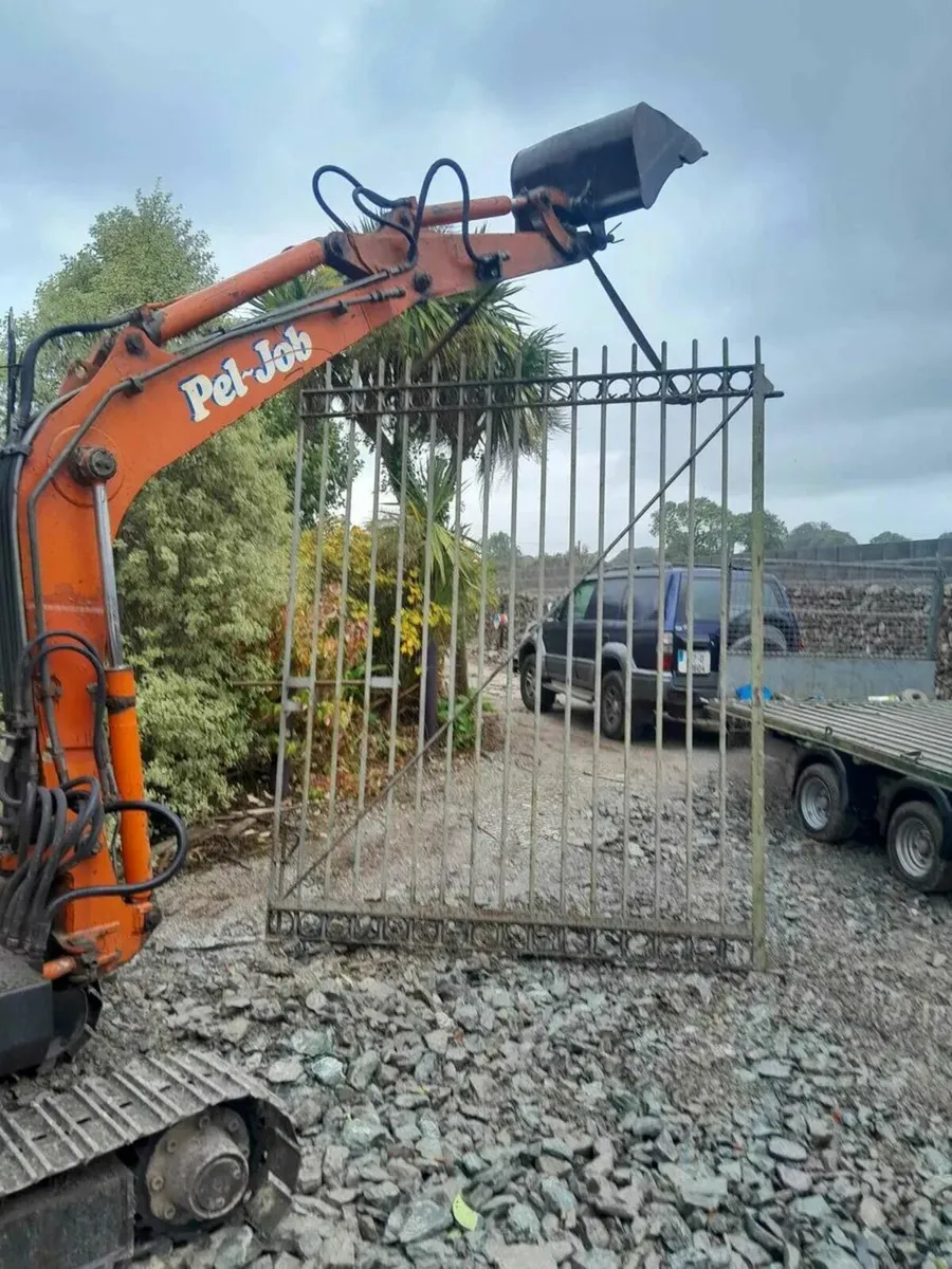 16ft gates with c.170ft of railing - Image 4