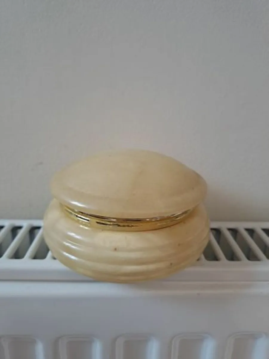 Vintage alabaster jewellery box - Image 1