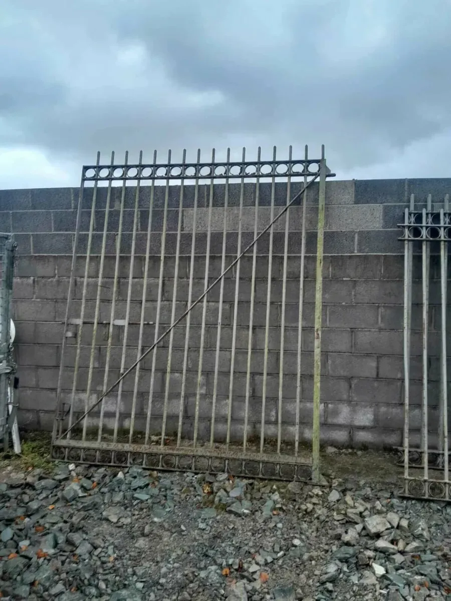 16ft gates and c.170ft of railing - Image 2