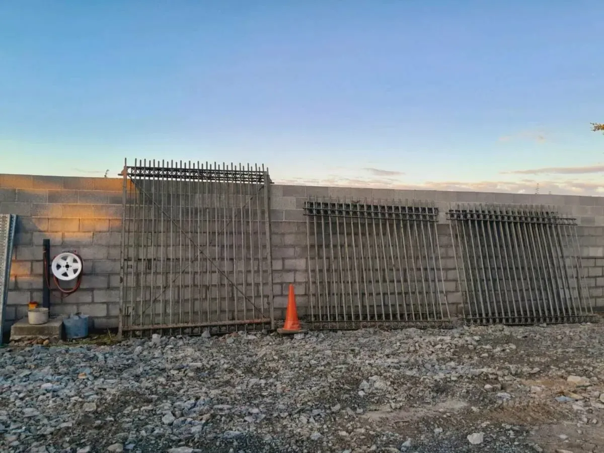 16ft gates and c.170ft of railing - Image 3