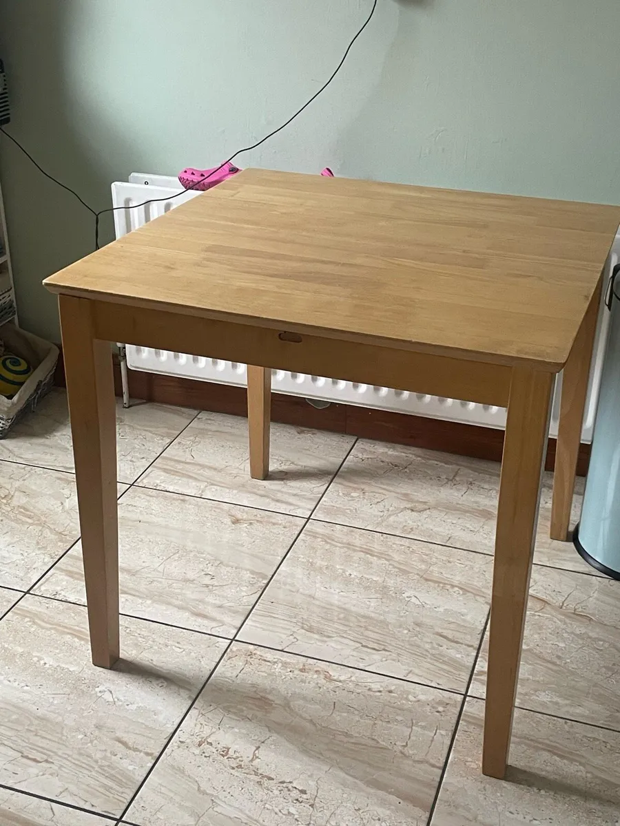 Extendable table and 6 chairs - Image 1