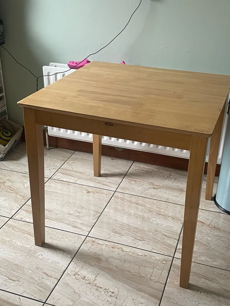 Extendable table and 6 chairs - Image 2