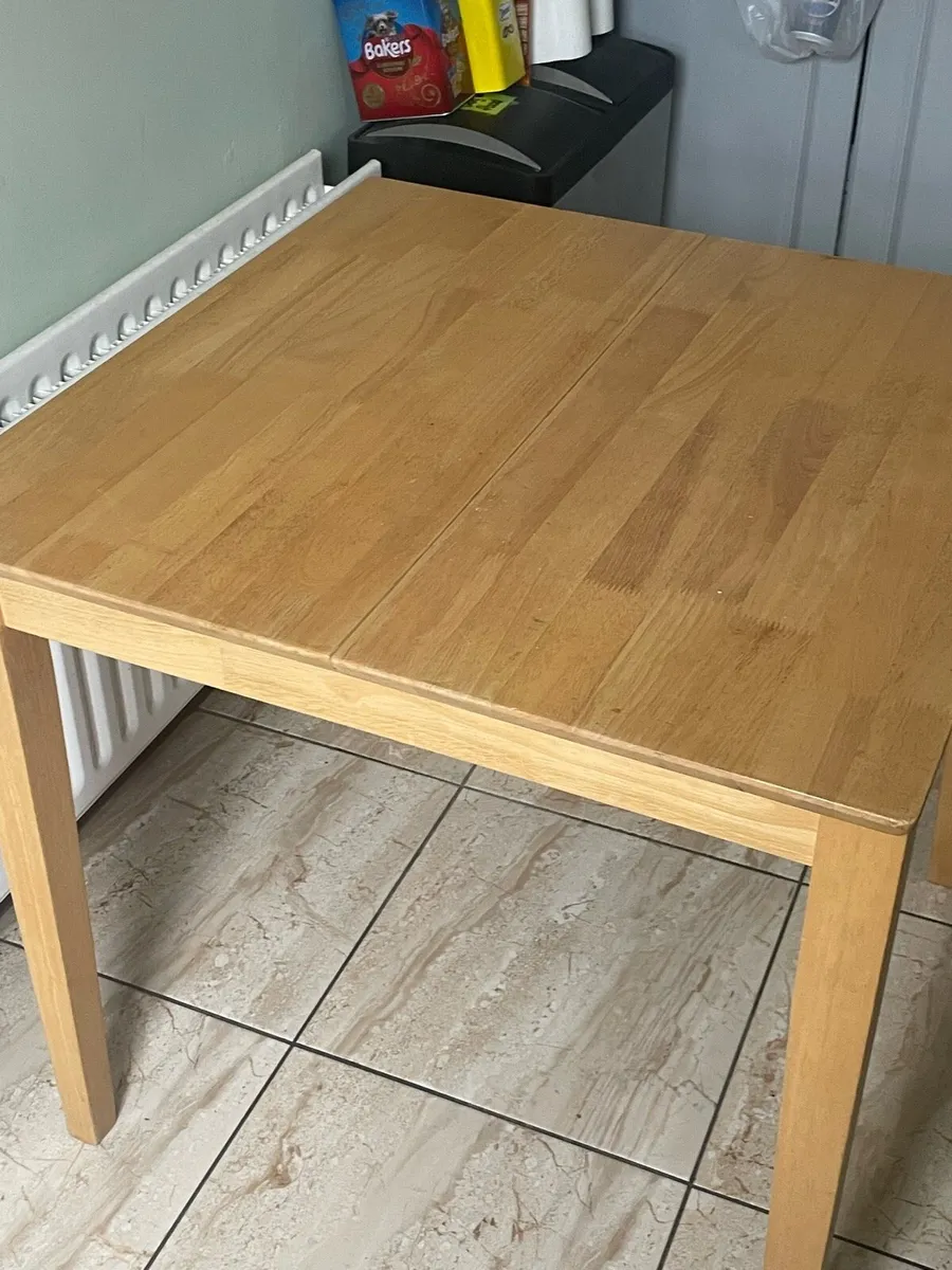 Extendable table and 6 chairs - Image 3