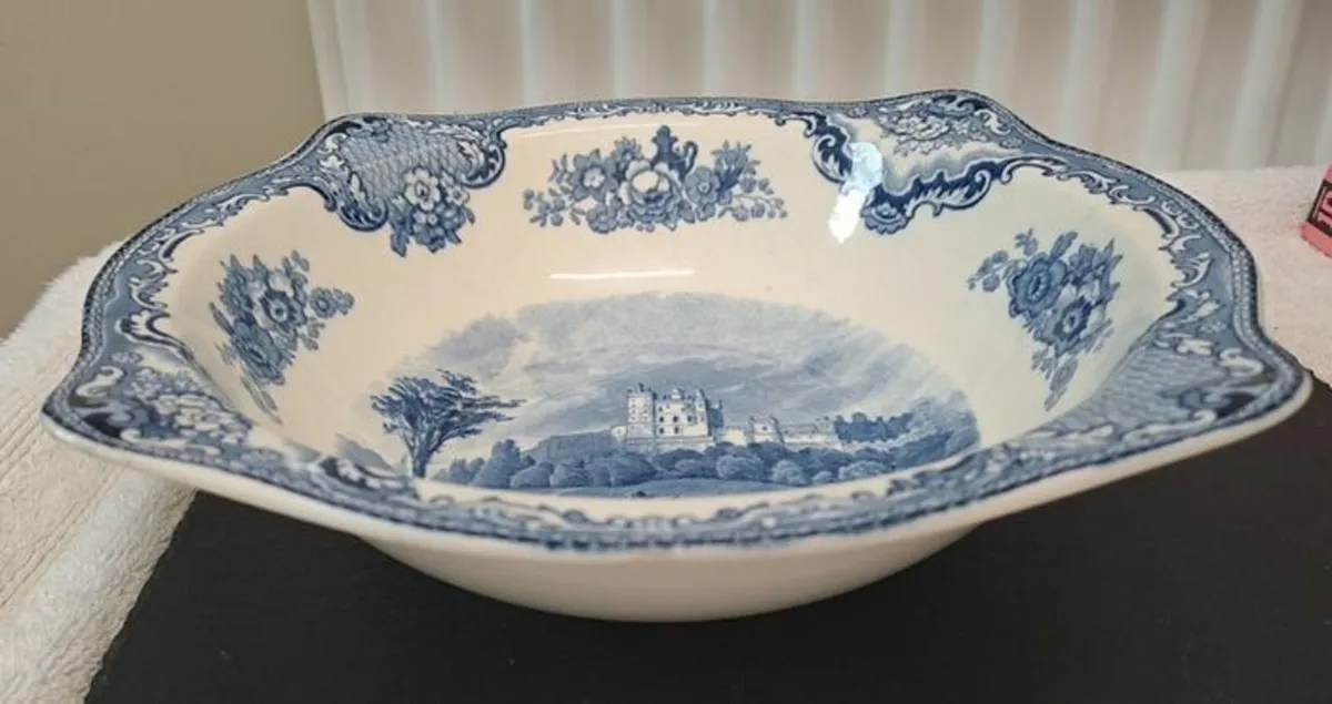 Johnson Brothers Bolsover Castle serving bowl - Image 1