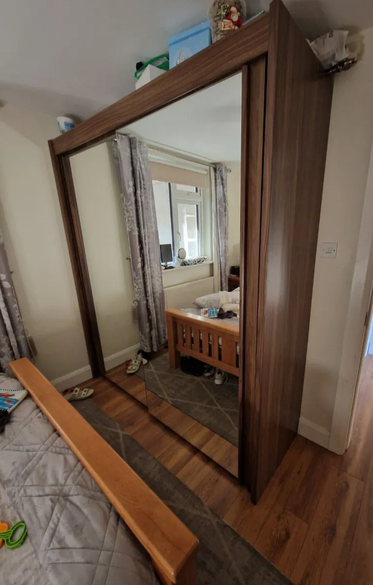 SLIDEROBE WARDROBE. - Image 1