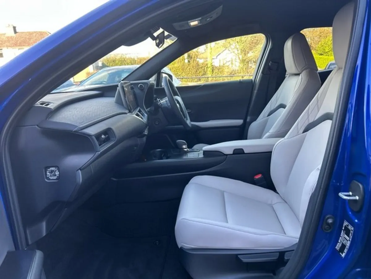 Lexus UX UX300H F SPORT DESIGN - Image 2