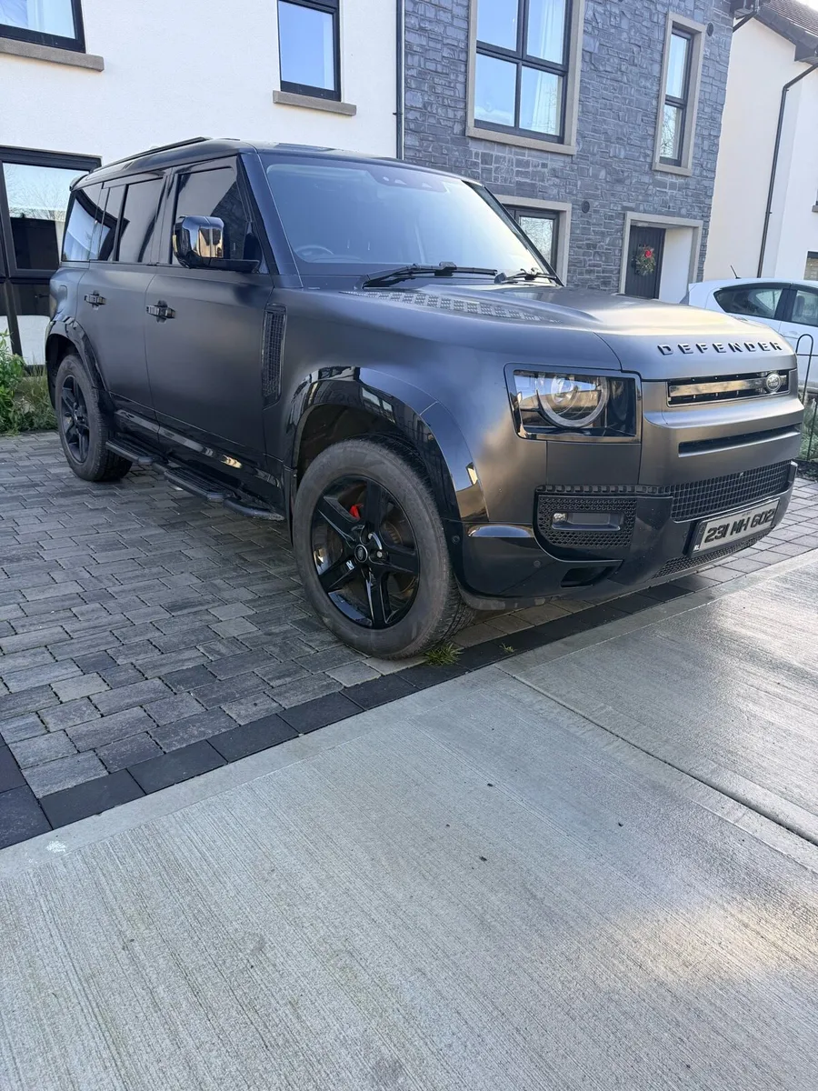 Land Rover Defender Commercial - Image 1