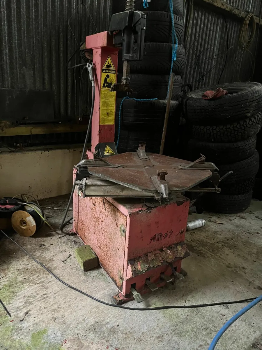 CEMB SM920 Tyre Changing Machine - Image 1