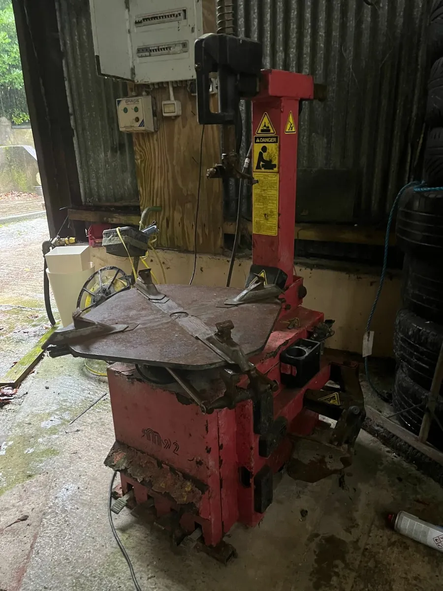 CEMB SM920 Tyre Changing Machine - Image 2