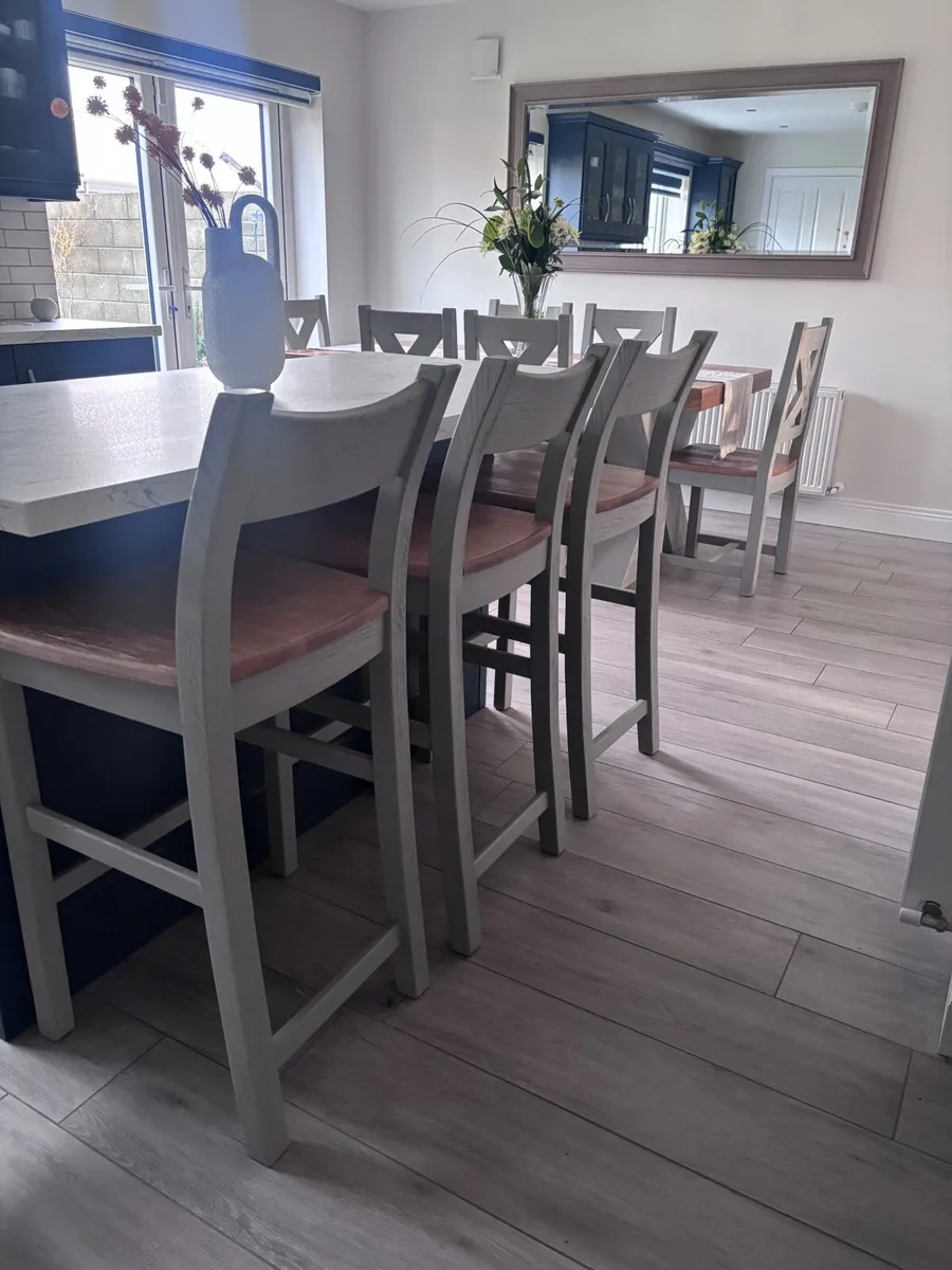 Dining Table, 6 chairs with 3 matching bar stools - Image 2