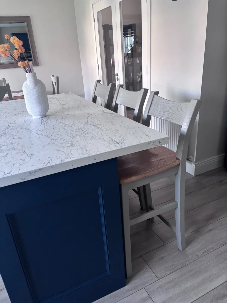 Dining Table, 6 chairs with 3 matching bar stools - Image 3