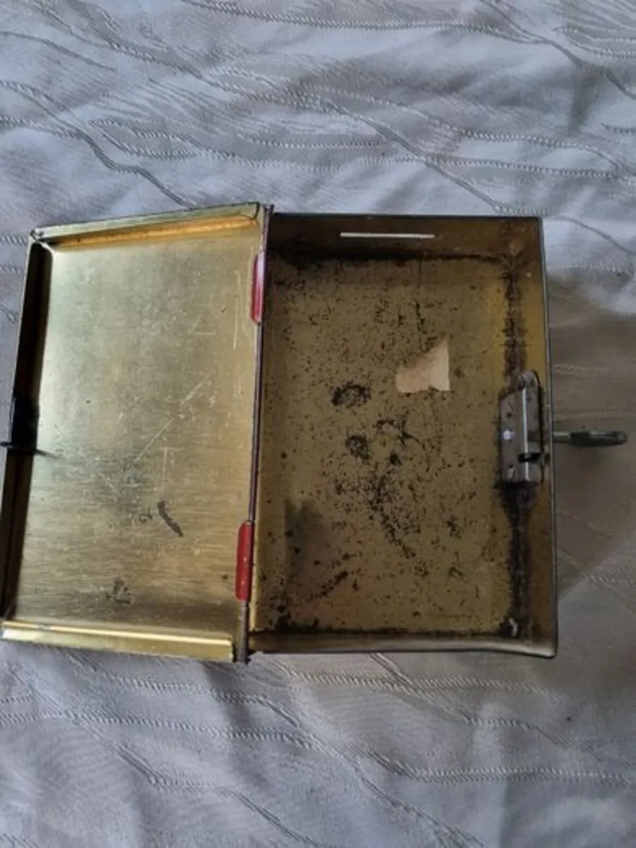 Treasure Island, tin money box - Image 4