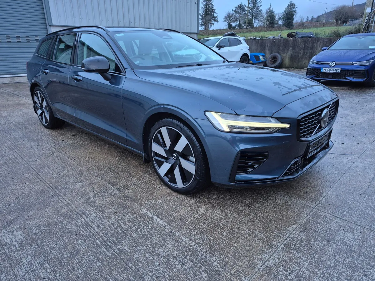232 VOLVO V60 T6 PHEV PLUS DARK AWD PLUG-IN - Image 1
