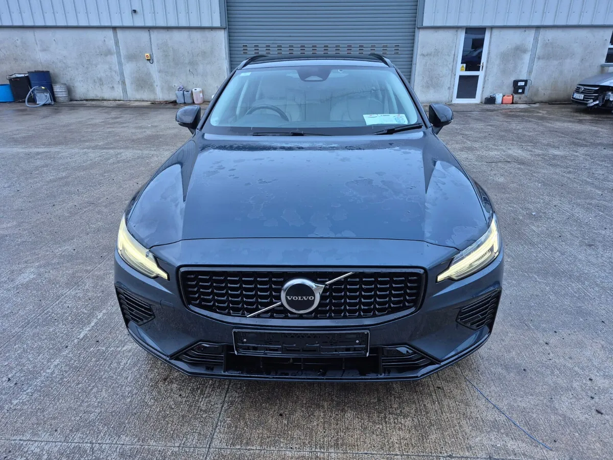 232 VOLVO V60 T6 PHEV PLUS DARK AWD PLUG-IN - Image 2