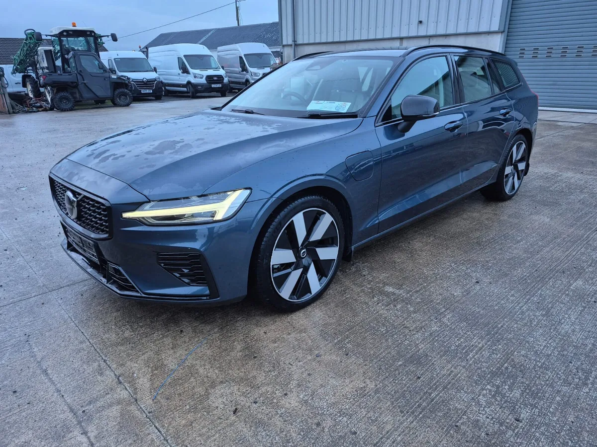 232 VOLVO V60 T6 PHEV PLUS DARK AWD PLUG-IN - Image 3