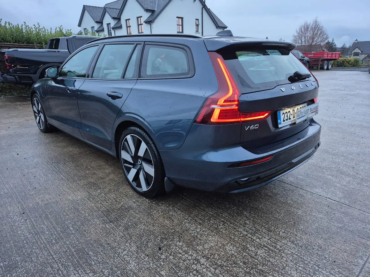 232 VOLVO V60 T6 PHEV PLUS DARK AWD PLUG-IN - Image 4