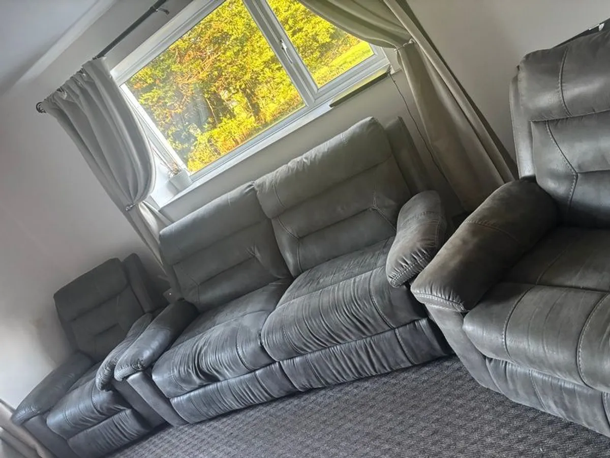 Couch/sofa Recliner - Image 1