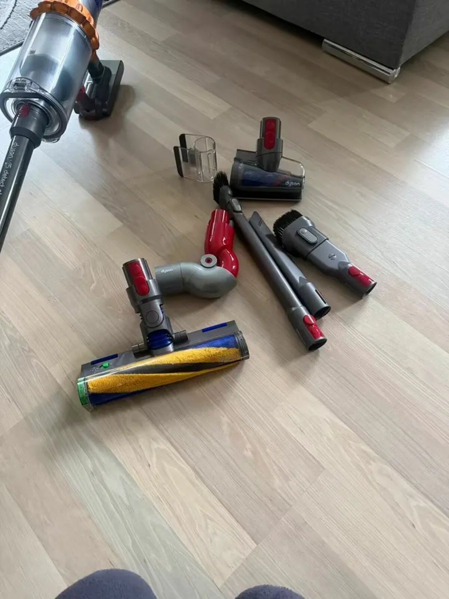 Dyson V15 Detect Absolute Many Accessories - Image 2