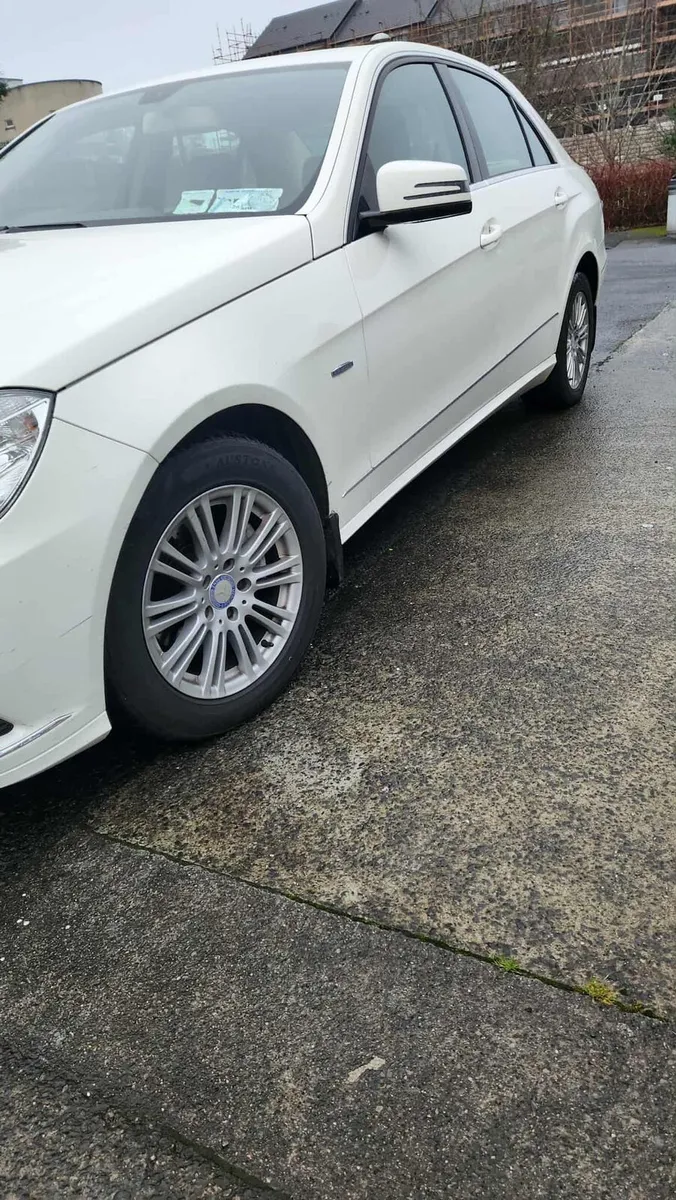 Mercedes E220 2010 - Image 2