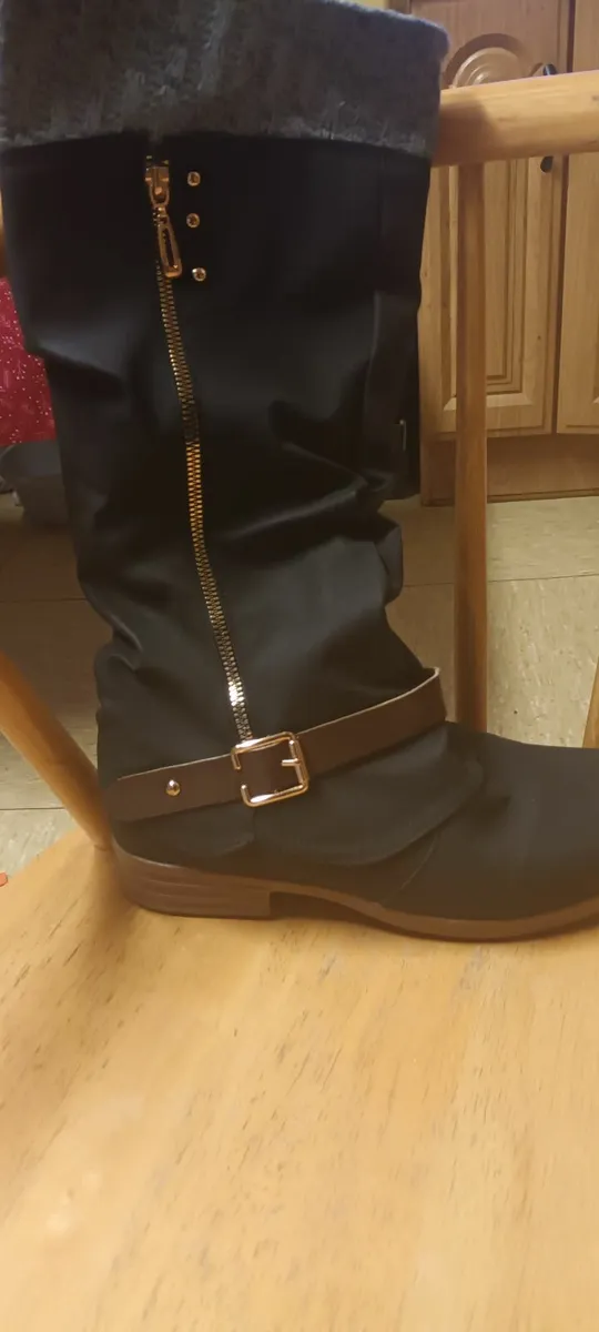 Ladies black knee high boots size 42.New with fur - Image 1