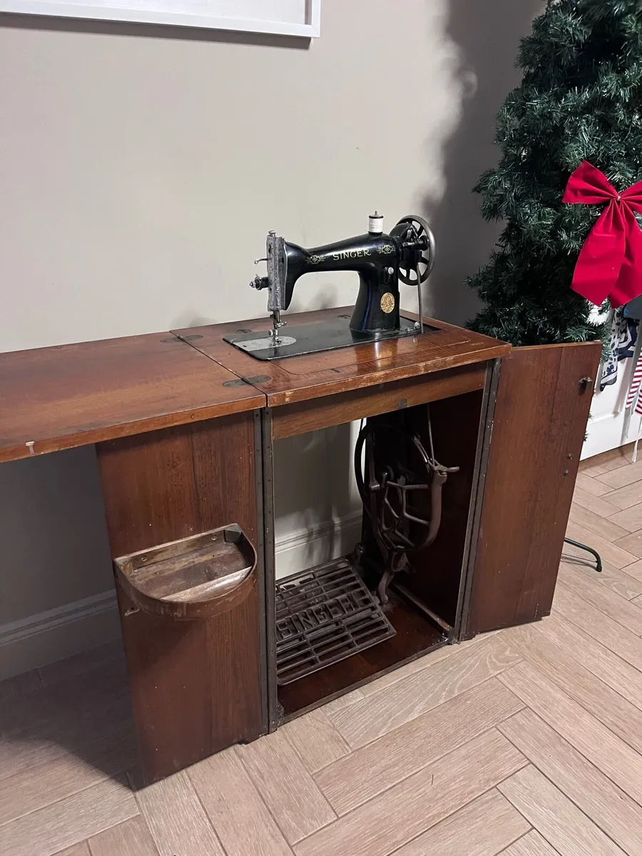 Singer sewing machine - Image 1