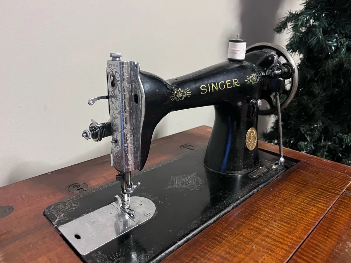 Singer sewing machine - Image 2