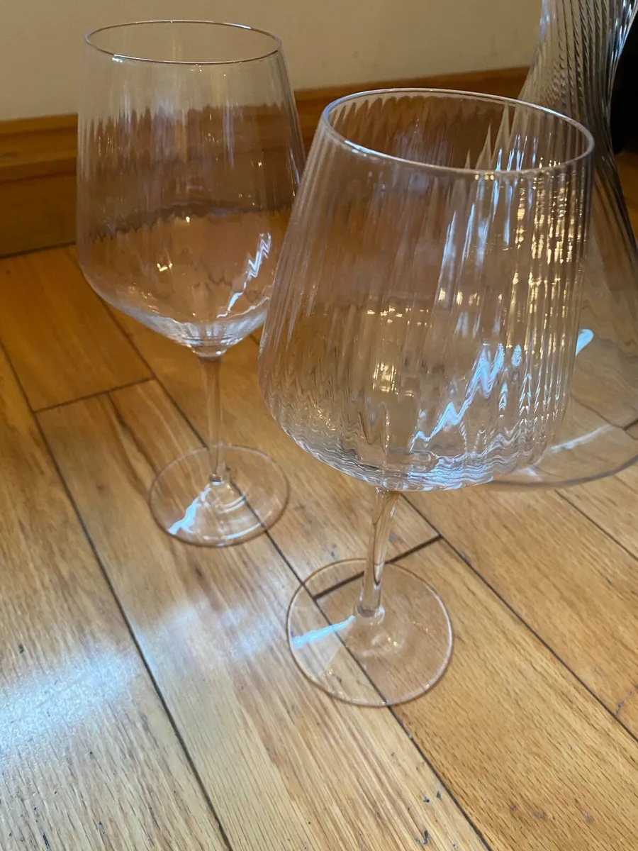 Wine Decanter and 2 Matching Wine Glasses - Image 2