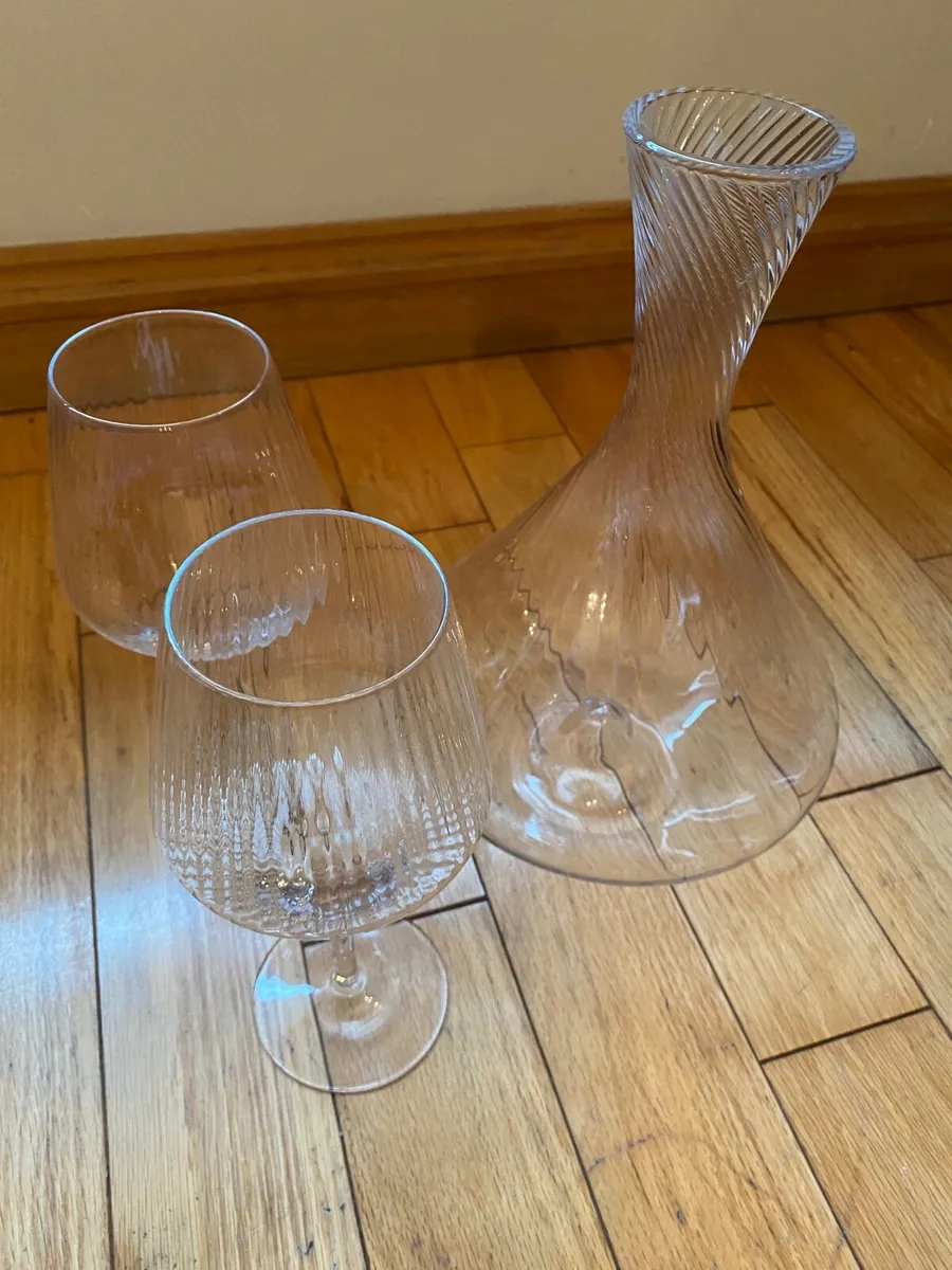 Wine Decanter and 2 Matching Wine Glasses - Image 3
