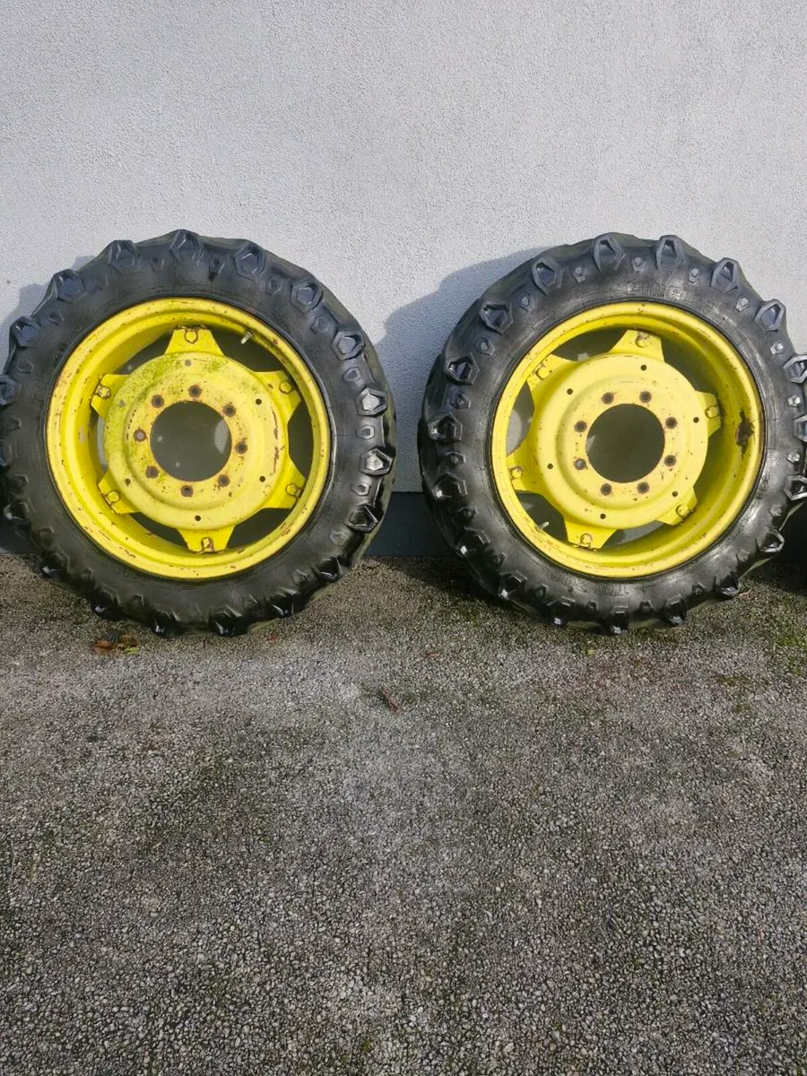 Original tyres and rim's. For 2140. John deer - Image 1