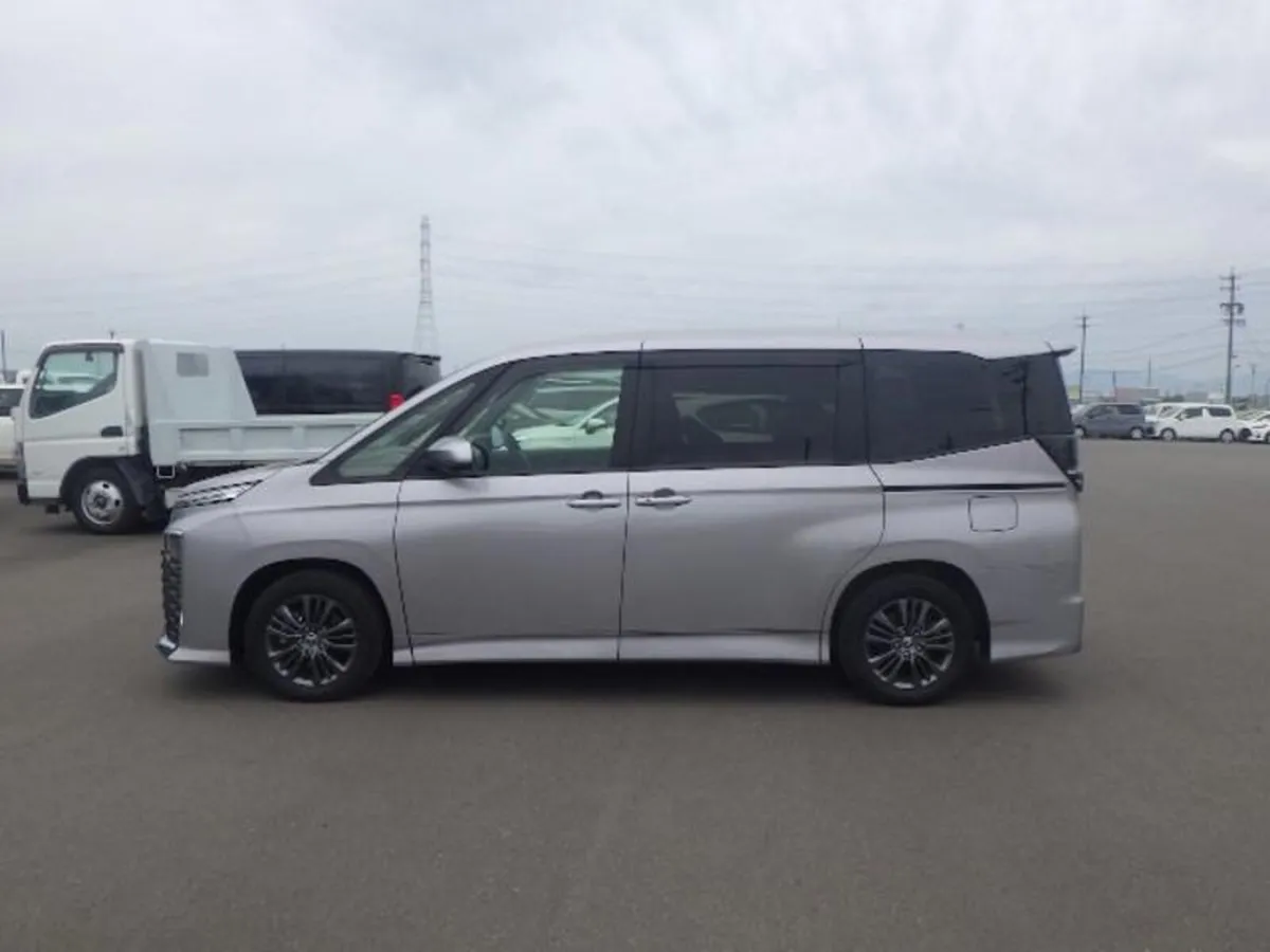 Toyota Voxy Hybrid 8 seater - Image 2