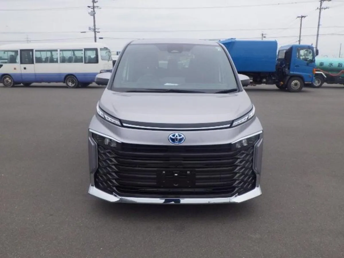 Toyota Voxy Hybrid 8 seater - Image 3