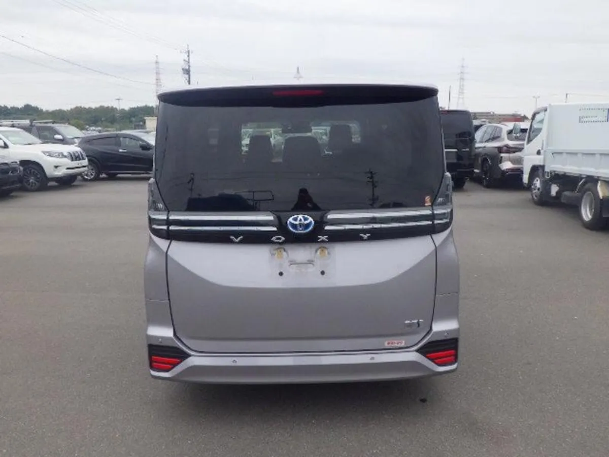 Toyota Voxy Hybrid 8 seater - Image 4