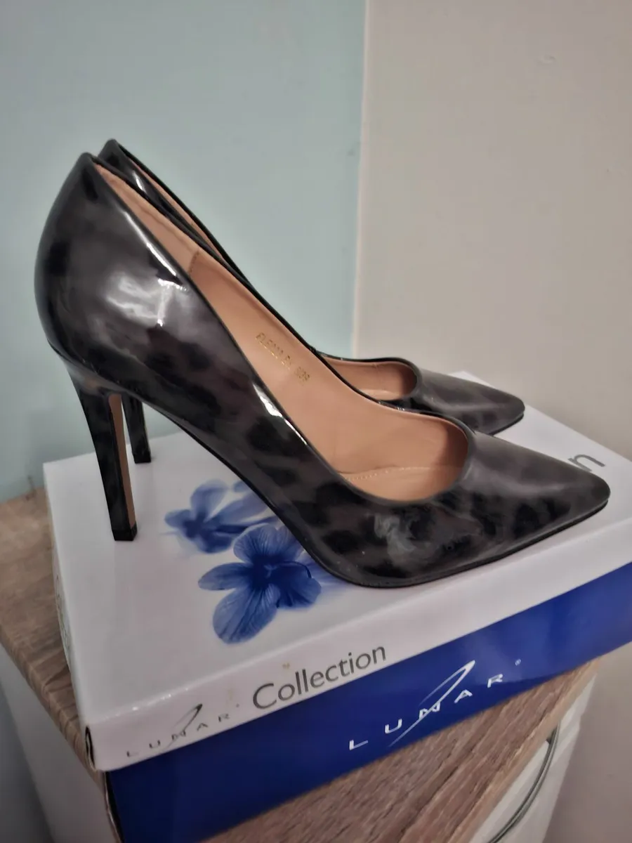 Ladies court shoes