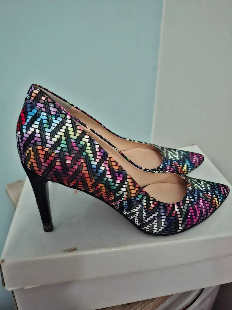Ladies court shoe