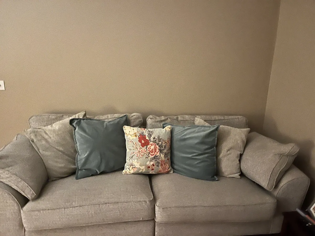 Beautiful 3seater couch - Image 2