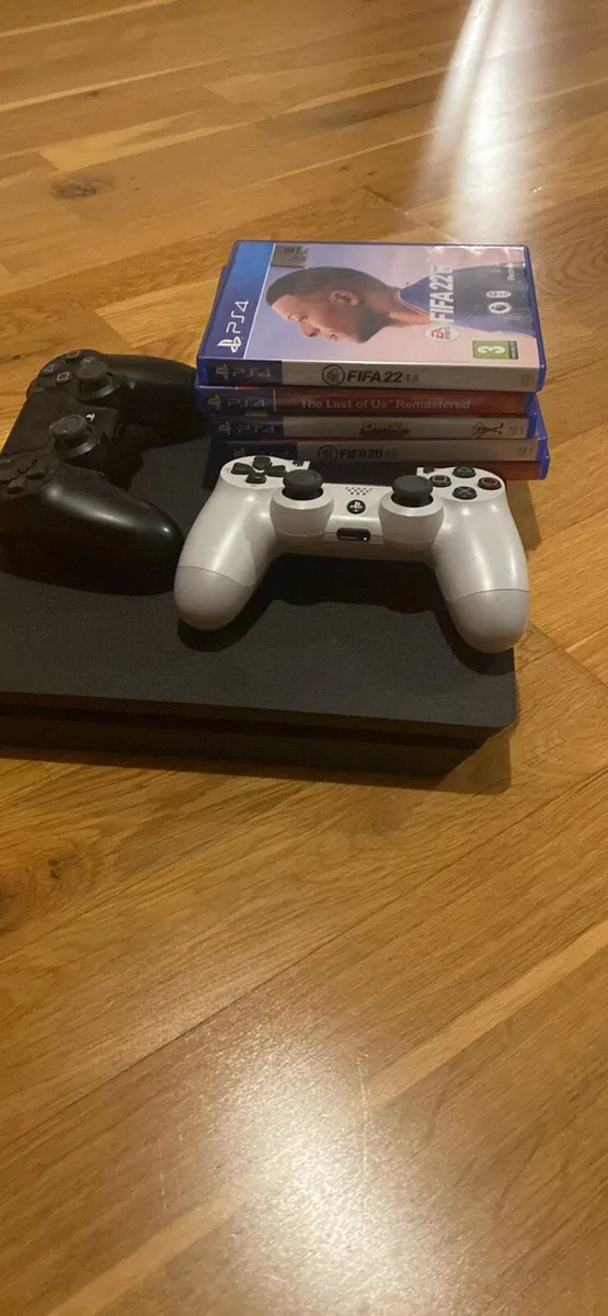 PS4 , 2 controllers and 5 games - Image 1