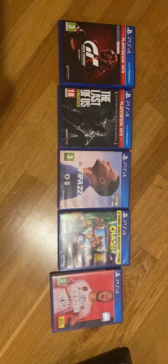 PS4 , 2 controllers and 5 games - Image 2