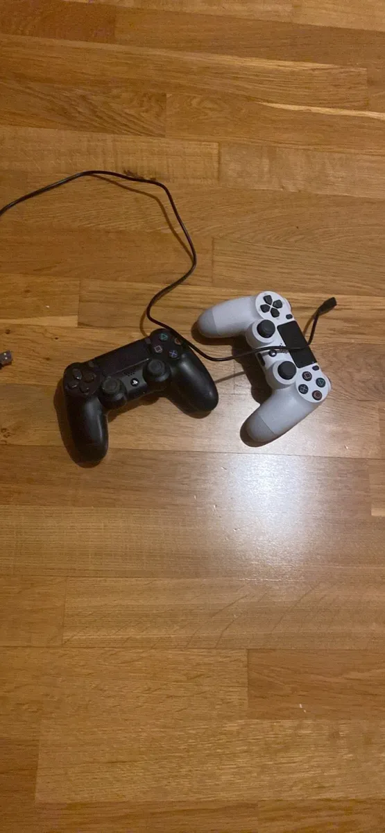 PS4 , 2 controllers and 5 games - Image 3