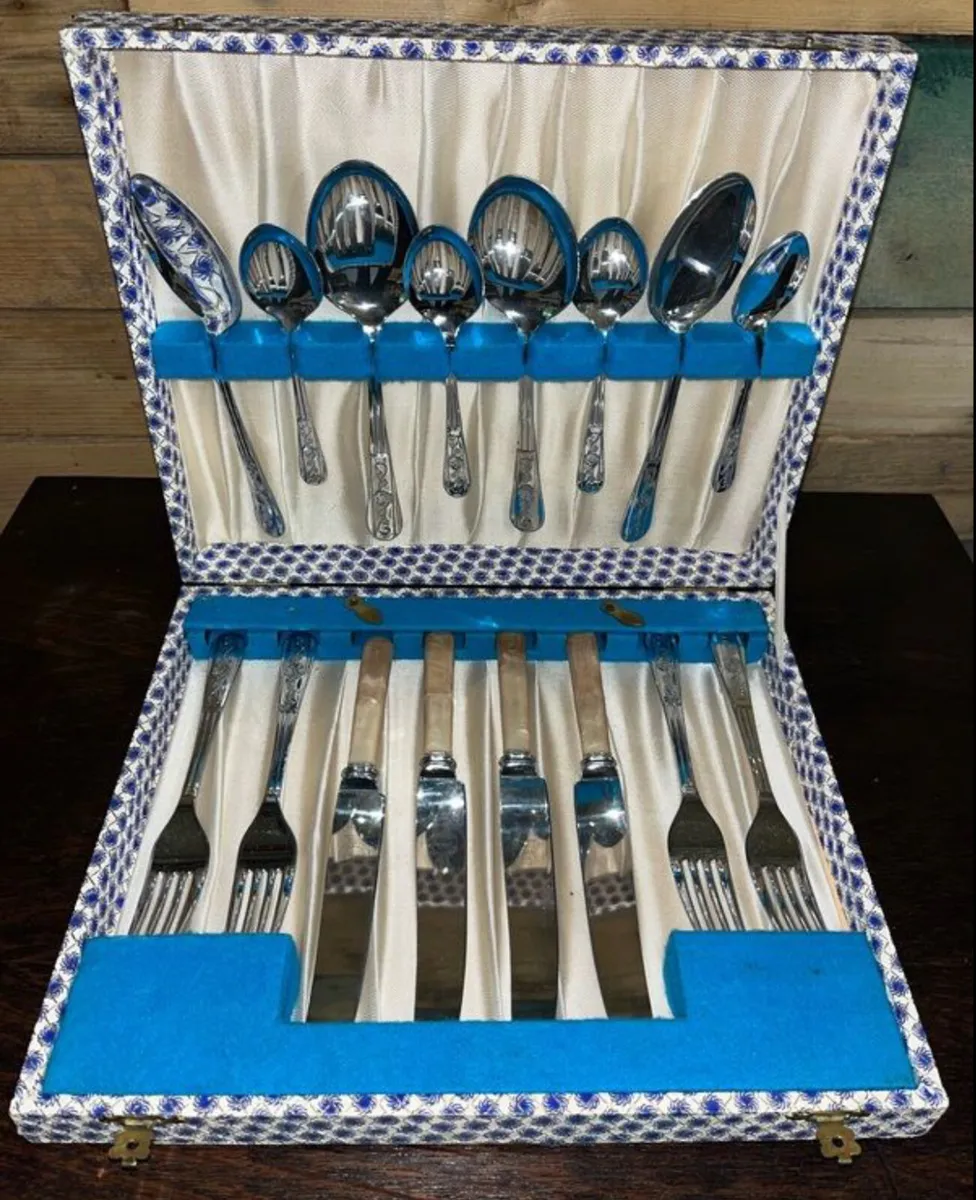 Vintage 16 piece cutlery set