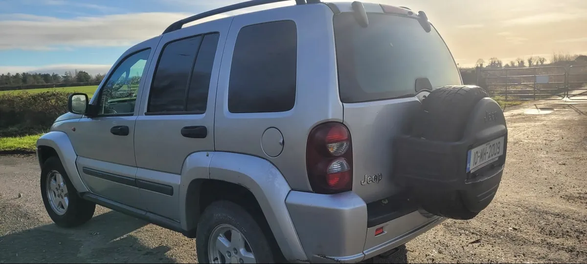 Jeep Cherokee 2010 - Image 2