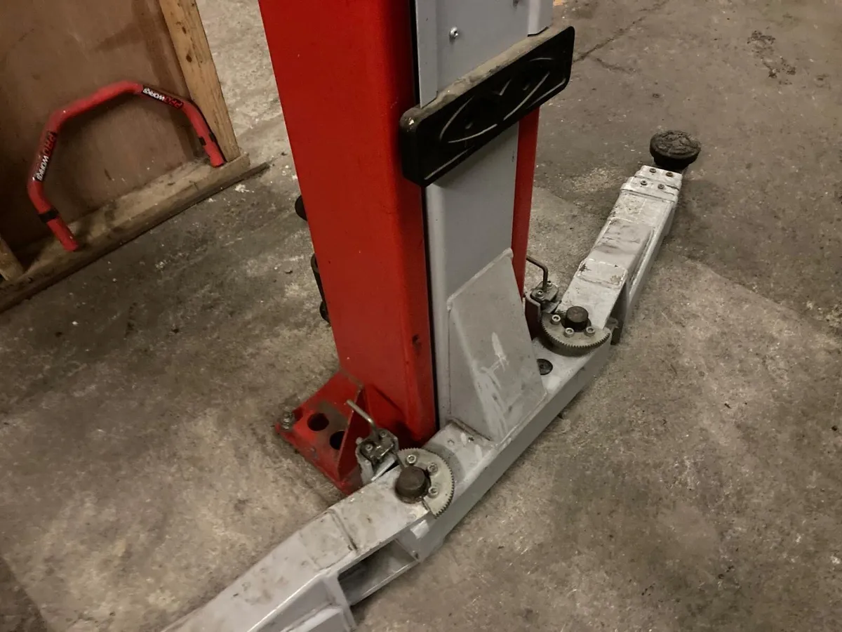 Phoenix Twin-Hydraulic 2 Post Lift CAR LIFT - Image 3