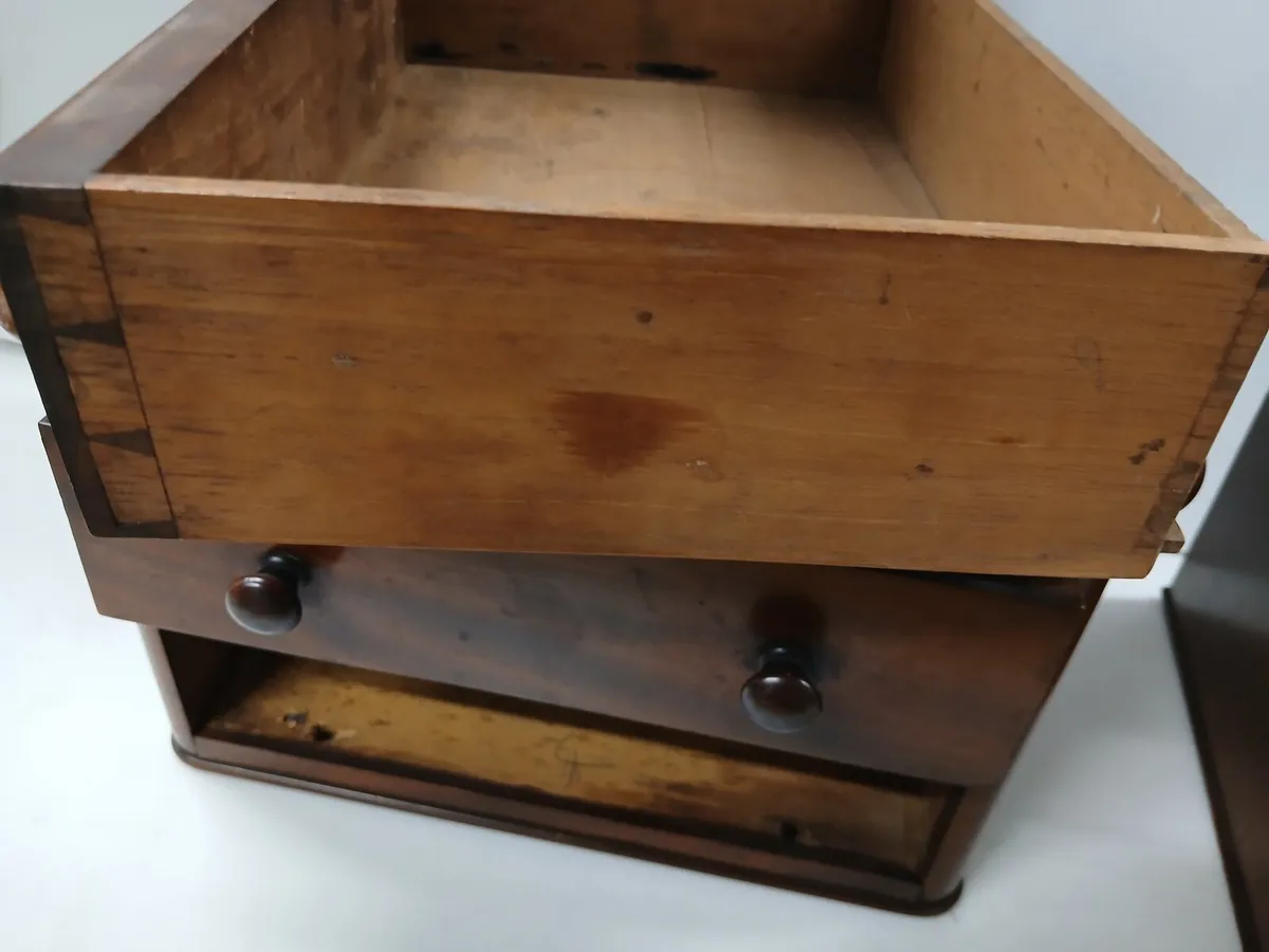 Two drawer oak chests - Image 4