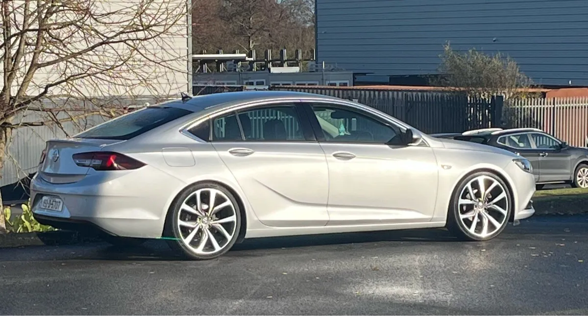 Opel Insignia 1.5 Turbo - Image 1