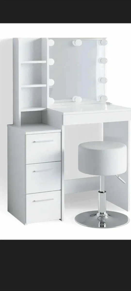 Vanity dresser - Image 1