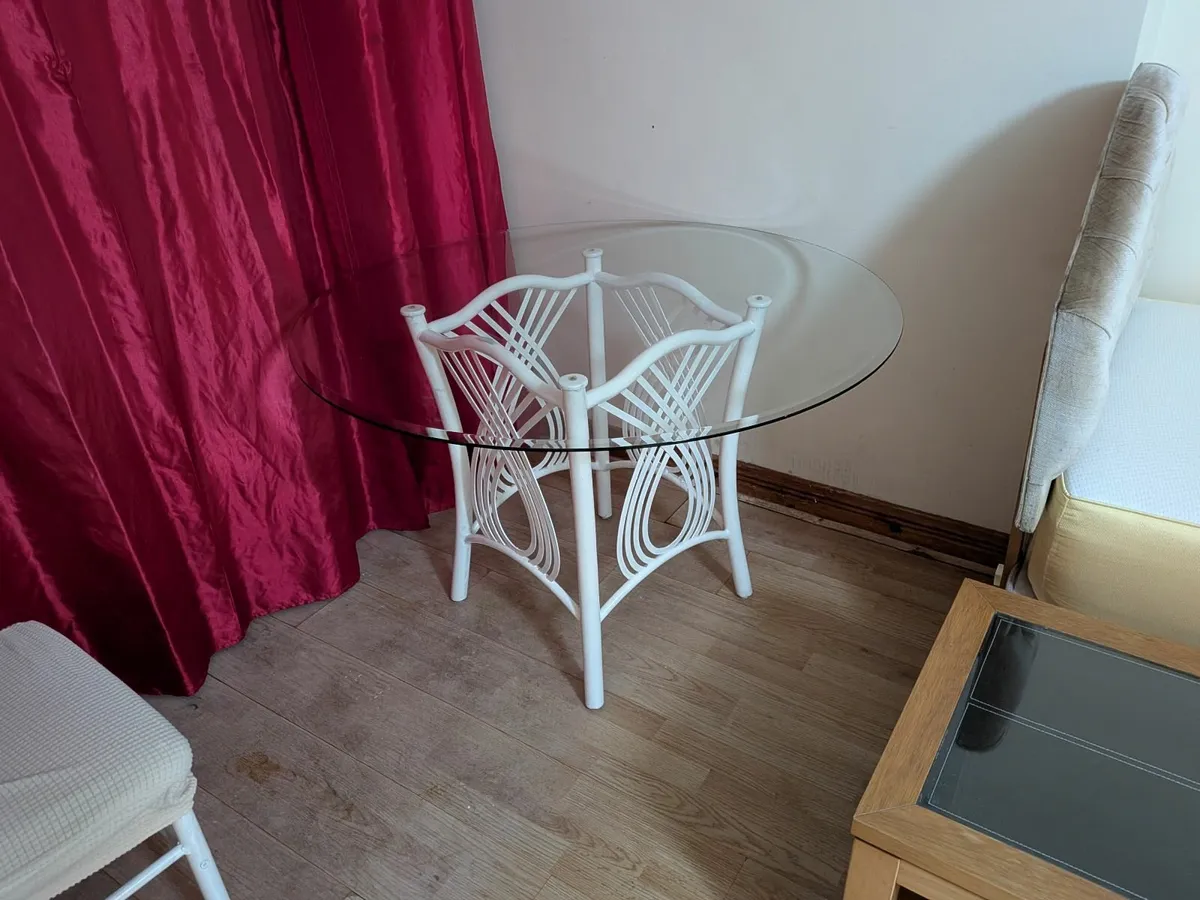 Kitchen table and chairs - Image 2