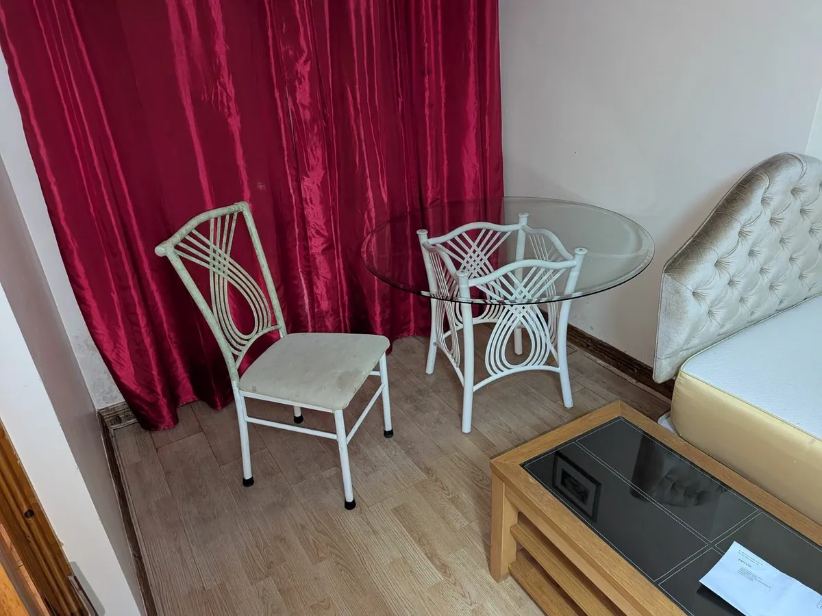 Kitchen table and chairs - Image 3