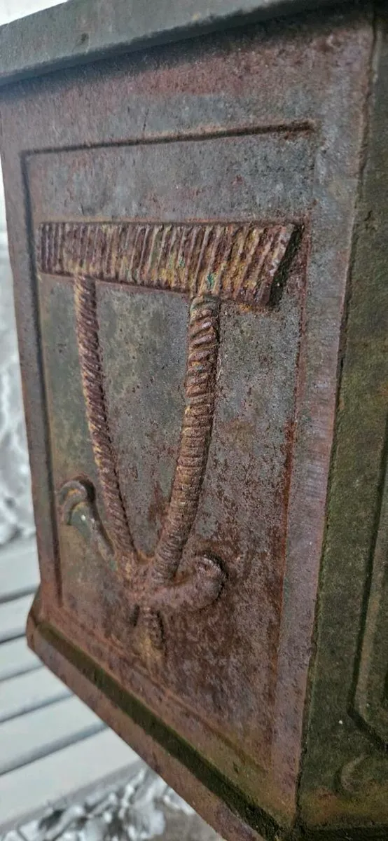 CAST IRON POST BOX - Image 4