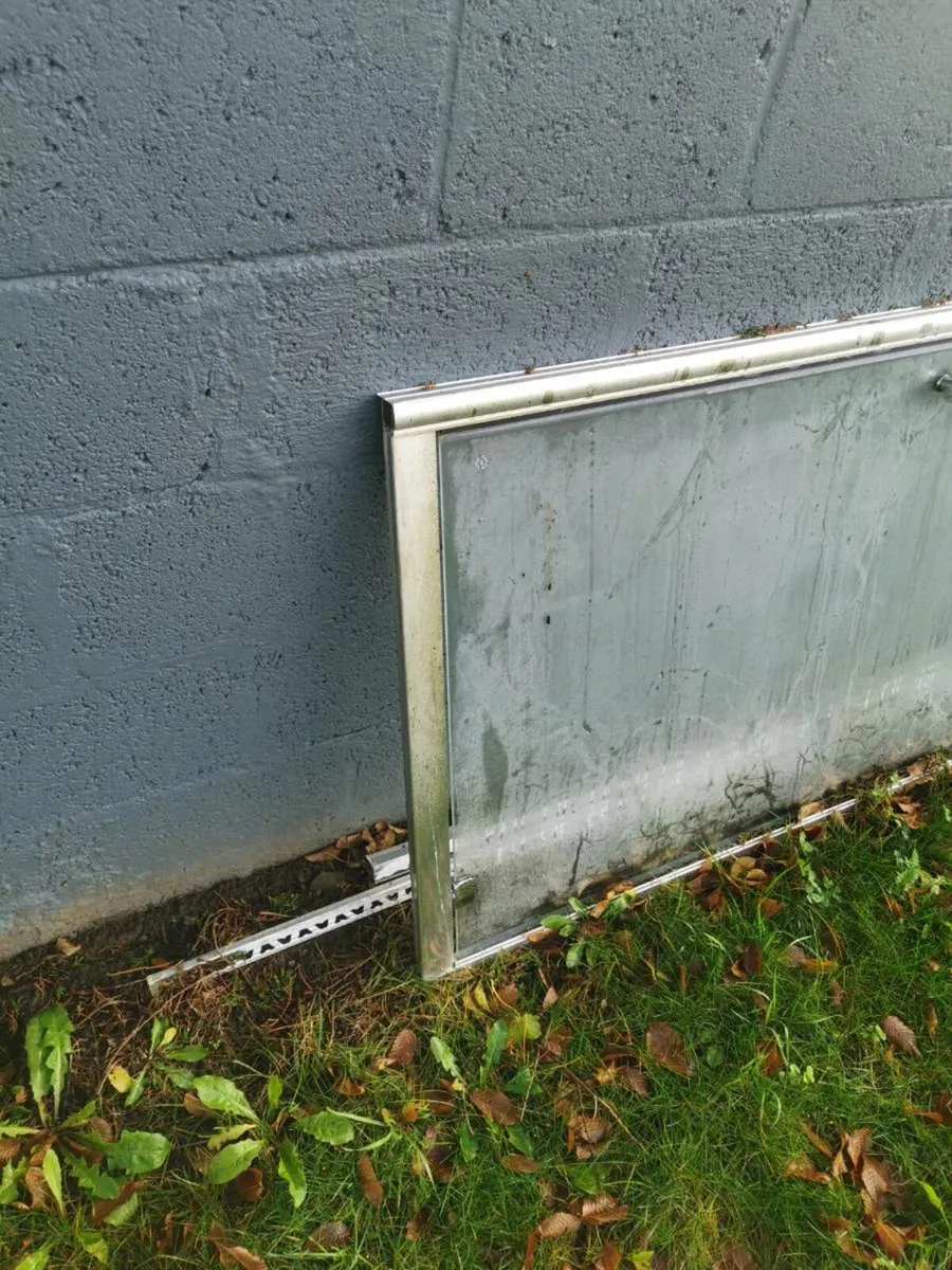 Shower door for sale in good condition - Image 1